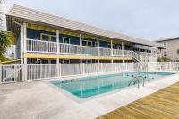Der Swimmingpool an oder in der Nähe von Steps to Ocean North Myrtle Beach Condo with Porch!