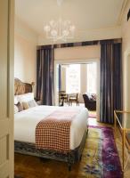 The Hotel Chelseaにあるベッド