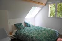 a bedroom with a bed and a window at Maison à Rouen jusqu&#39;à 6 personnes, centre-ville in Saint-Léger-du-Bourg-Denis