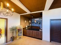 una sala de espera en un restaurante con un mostrador en Hotel Hiserra, en Prizren