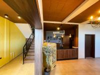 sala de estar con escalera y cocina en Hotel Hiserra, en Prizren