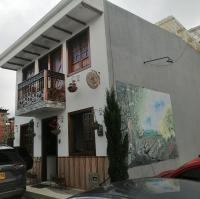 Una casa con una pintura en el costado. en Hotel Palmi, en Salento