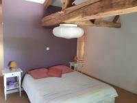 a small bedroom with a bed and a wooden ceiling at Maison d hôtes Casa Sana in Pillac