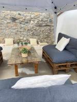 A seating area at Casa Rural El Americano y disfruta de lo natural