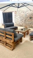 A seating area at Casa Rural El Americano y disfruta de lo natural