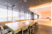 comedor grande con mesa larga y sillas en Spa & Hotel Suishun Matsuiyamate, en Kioto