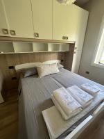 A bed or beds in a room at Villa Cataleya
