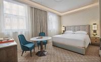 Great Scotland Yard Hotel, part of Hyattにあるベッド