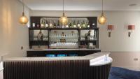 eine Bar mit vielen Flaschen Alkohol in der Unterkunft Canterbury Cathedral Lodge in Canterbury