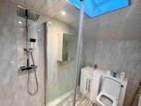 Koupelna v ubytování Spacious 3 Bedroom Home In Glasgow - Free Parking