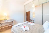 A bed or beds in a room at Mazis Deluxe Apartment