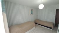 Łóżko lub łóżka w pokoju w obiekcie LES FLOTS BLEUS - Appartement 2 chambres vue mer