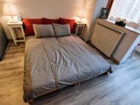 Een bed of bedden in een kamer bij Cosy 2 rooms apartment with a view near the forest