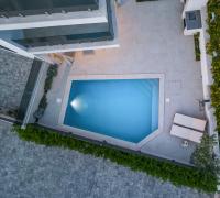 Bazén v ubytovaní Luxury apartment Marco Polo with a private swimming pool with salt sea water alebo v jeho blízkosti