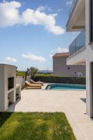 Bazén v ubytovaní Luxury apartment Marco Polo with a private swimming pool with salt sea water alebo v jeho blízkosti