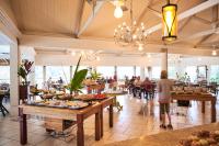a restaurant with tables and people in the background at Hotel Recanto da Cachoeira in Socorro