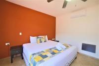 Hotel Colonial Playa del Carmenにあるベッド