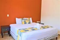 Hotel Colonial Playa del Carmenにあるベッド