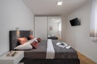 Posteľ alebo postele v izbe v ubytovaní Luxury apartment Marco Polo with a private swimming pool with salt sea water