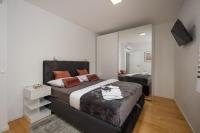 Posteľ alebo postele v izbe v ubytovaní Luxury apartment Marco Polo with a private swimming pool with salt sea water