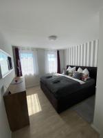 Postel nebo postele na pokoji v ubytování Schöne Ferienwohnung „Zum Glück Tropical“