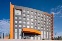 un edificio de hotel con una naranja en Real Inn San Luis Potosi, en San Luis Potosí
