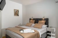 Posteľ alebo postele v izbe v ubytovaní Luxury apartment Marco Polo with a private swimming pool with salt sea water