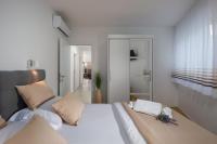 Posteľ alebo postele v izbe v ubytovaní Luxury apartment Marco Polo with a private swimming pool with salt sea water