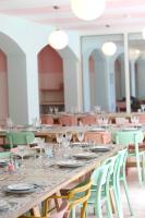 Una mesa larga de madera con sillas y vasos encima. en greet hôtel Pont du Gard - Route d'Avignon, en Estézargues