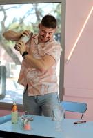 Un hombre está de pie junto a una mesa con un teléfono celular. en greet hôtel Pont du Gard - Route d'Avignon, en Estézargues