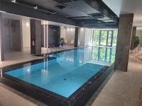 Bazén v ubytovaní Apartament Boho #Basen#Sauna#Siłownia#Garaż alebo v jeho blízkosti