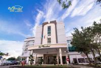 バターワースにあるDe&#39; Garden Hotel, Butterworthの看板の付いた大きな白い建物