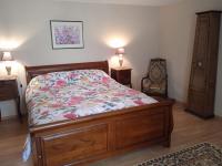 Posteľ alebo postele v izbe v ubytovaní Charming detached 2 bedroom ancient house in medieval quarter of a small town in the Pays de la Loire, France