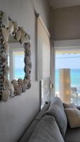 Posteľ alebo postele v izbe v ubytovaní Evita Maisonette, Elegant Beachfront apt, Polychrono