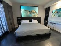 A bed or beds in a room at Bakour La Manga Splash
