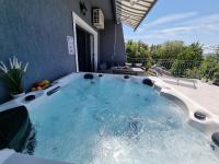Bazén v ubytovaní Holiday house with private pool and sauna alebo v jeho blízkosti
