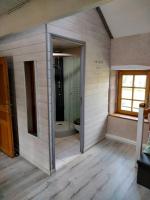 ein Bad mit einer Dusche und einem WC in der Unterkunft La Brousse Kacha in Malleret-Boussac