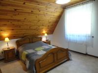 a bedroom with a bed and a wooden ceiling at GÏTE LA DANSE DES BICHES in Ranspach