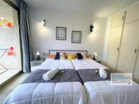 Posteľ alebo postele v izbe v ubytovaní Novelty Beach 2 Salou, climatizado, piscina y playa