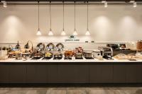 首尔江南新艺术城公寓的提供多种食物的自助餐线