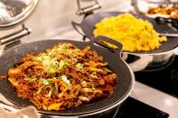 首尔江南新艺术城公寓的炉灶上放着一口装满食物的炒锅