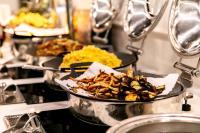 首尔江南新艺术城公寓的炉子上摆着一排装满食物的平底锅