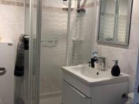 Łazienka w obiekcie Appartement moderne, climatisé, quartier calme, proche commodités, avec parking privatif - FR-1-723-17