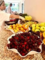 una donna sta preparando un buffet di frutta e verdura di FIFTY5 Suite Hotel a Marmaris