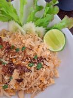 Haad TianにあるSense Asiaの麺とライムが添えられた料理の皿