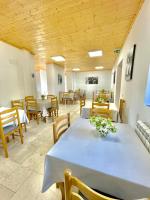 uma sala de jantar com uma mesa e cadeiras azuis em Hotel Vermoshi TDC em Vermosh