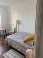 Katil atau katil-katil dalam bilik di Joli logement r&eacute;nov&eacute; proche centre-ville