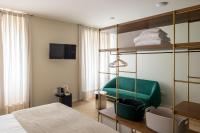 Telewizja i/lub zestaw kina domowego w obiekcie The Passage Apartments