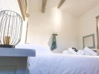 Cama ou camas em um quarto em The Olive Tree - Mon Lodge en Provence