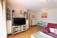 TV a/nebo společenská místnost v ubytování BEAUTIFUL APARTMENT WITH POOL TOSSa 2